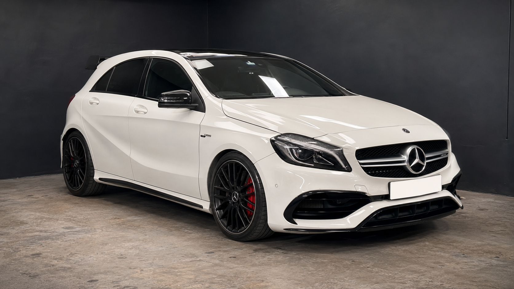 Mercedes-Benz A45 AMG 2017 blanco, vista frontal tres cuartos