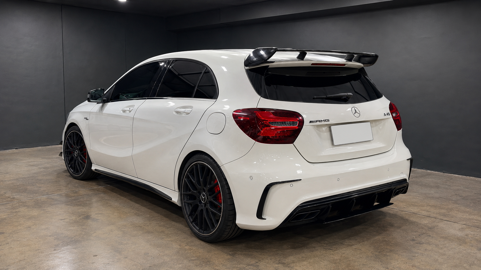 Mercedes-Benz A45 AMG 2017 blanco, vista trasera tres cuartos